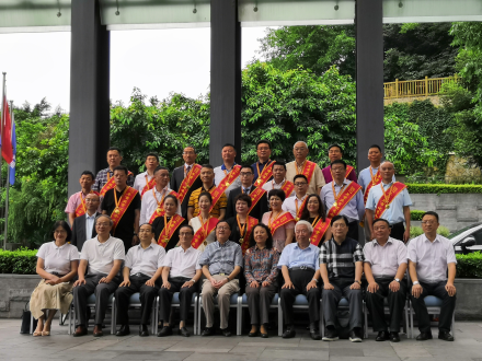 周波董事長獲優(yōu)秀企業(yè)家榮譽稱號簡報